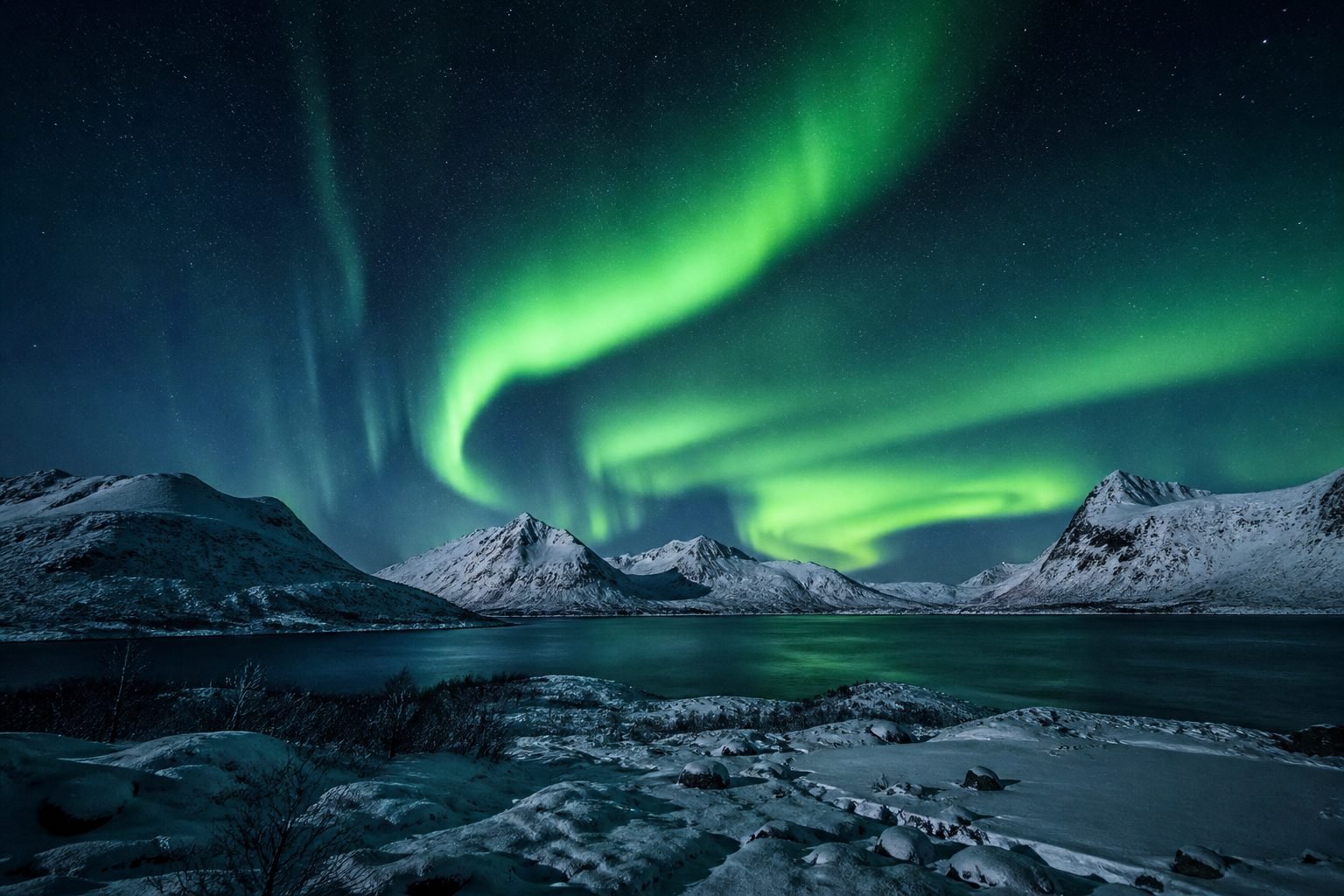 noorderlicht aurora borealis groen noorwegen nacht